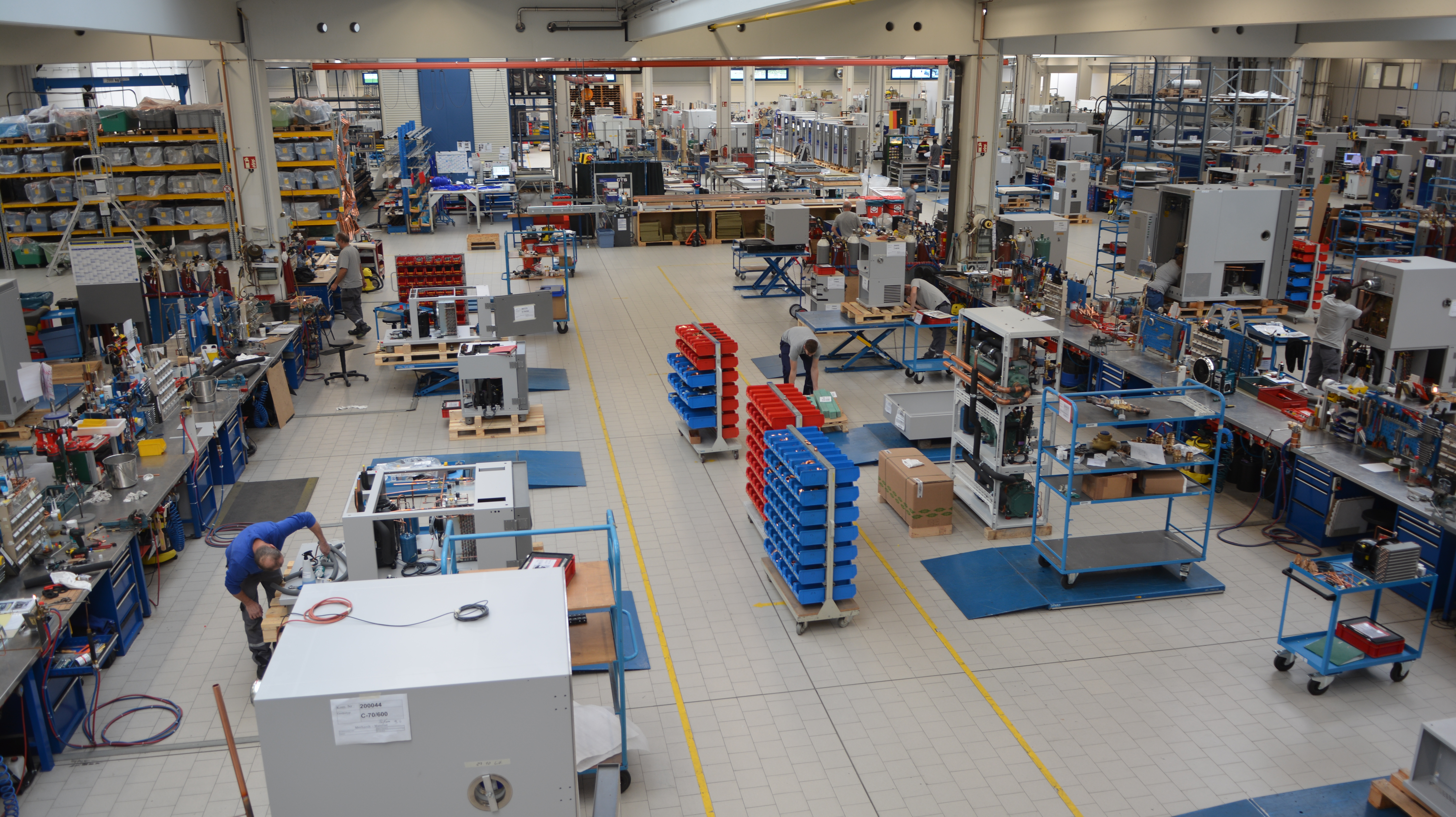 Blick in eine der Fertigungshallen bei der  CTS GmbH in Hechingen